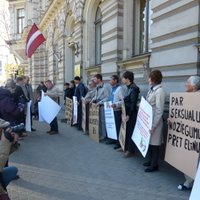 Участники пикета у здания Генпрокуратуры в Риге потребовали справедливого суда (видео)