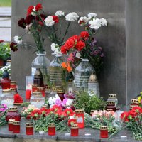 ФОТО. Жители Даугавпилса принесли цветы к подлежащему демонтажу памятнику в сквере Славы