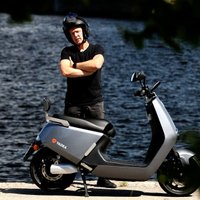 Video: 1 eiro uz 100 km – Normunds Rutulis izmēģina elektrisko motorolleri