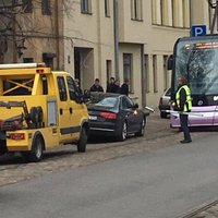 ФОТО: "Криво" припаркованная Audi блокировала движение трамваев на улице Барона (дополнено в 19.17)