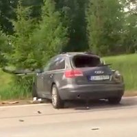 ВИДЕО. На Сигулдском шоссе столкнулись легковой автомобиль и грузовик; трое пострадавших госпитализированы