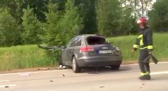 Video: Uz Siguldas šosejas vieglā un kravas auto sadursme; trīs hospitalizēti