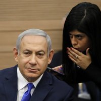 Izraēlas valdība izvairās no krīzes pēc strīda par aizsardzības ministra amatu