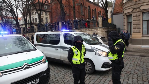 11. novembra krastmalā notiek protests pret Covid-19 ierobežojumiem - 38