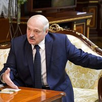 Lukašenko piespēlē Kremlim: pārtvertas sarunas apliecinot Navaļnija saindēšanas 'falsifikāciju'