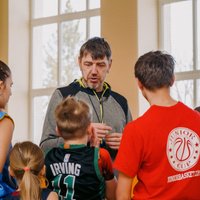 'Jūs esat fantastiska tauta...' Ukraiņu bērni Latvijā sporto un aizmirstas pēc kara šausmām