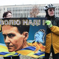 Foto: Rīgā iepretim Krievijas vēstniecībai pieprasa Savčenko atbrīvošanu