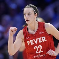 WNBA jaunā zvaigzne Klārka labo rezultatīvo piespēļu rekordu