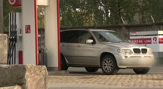 ВИДЕО: надеясь на компенсацию от АЗС Viada, владелец BMW остался должен автосервису 1000 евро