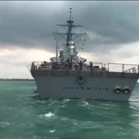 Video: ASV karakuģis pie Singapūras saskrējies ar naftas tankkuģi