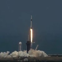 'SpaceX' pilotējamais kosmosa kuģis veiksmīgi startējis uz SKS