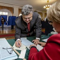 Porošenko partija uzvarēs vēlēšanās, prognozē žurnālists