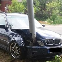 ФОТО: В Звейниекциемсе парни на BMW снесли столб и ушли