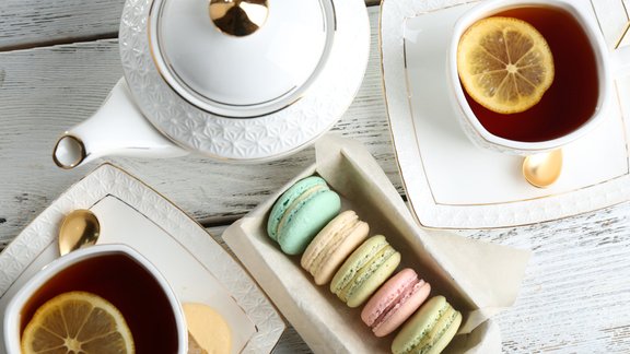 trauki tējas servīze makarūni macarons saldumi 