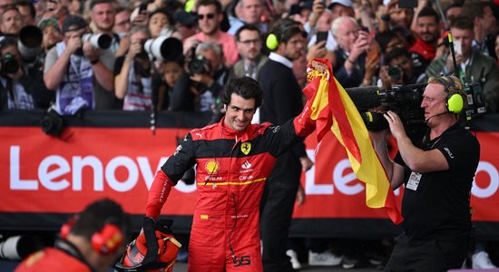 Sainsam pirmā uzvara karjerā, stratēģijas kļūda maksā 'Ferrari' dubultuzvaru