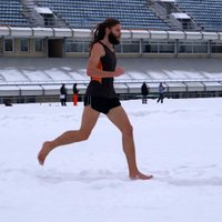 Latvietis labo Ginesa rekordu skriešanā ar basām kājām pa sniegu