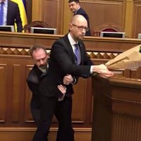 Потасовка в Раде: Яценюка "вынесли" с трибуны