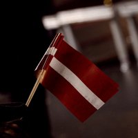 Beļģijas policistu tiesās par Latvijas valsts karoga zaimošanu