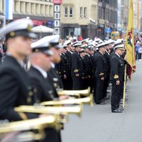 Foto: Jūras spēku ziedu nolikšana pie Brīvības pieminekļa