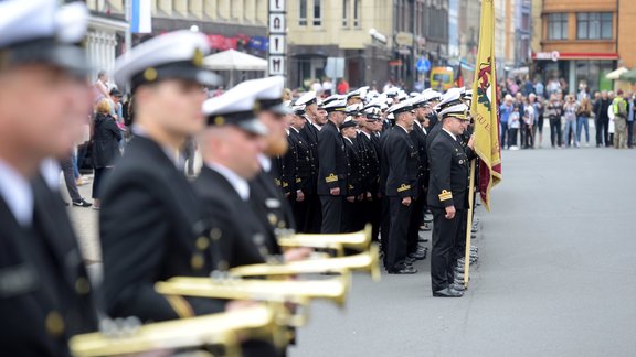 Ar ziedu nolikšanu atzīmē Latvijas armijas Kara flotes simtgadi - 23