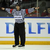 Латвийскому судье Одиньшу сломали ногу в матче чемпионата КХЛ
