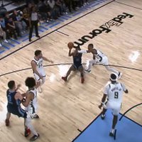 Video: Sēdēja uz grīdas un pārsteidza visus – fantastiska piespēle NBA mačā