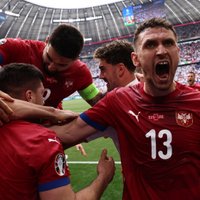 Serbijas futbolisti pēdējās sekundēs izvairās no katastrofas