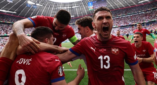 Serbijas futbolisti pēdējās sekundēs izvairās no katastrofas