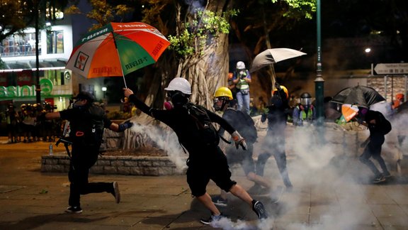 Honkongā izcēlušās protestētāju un policijas sadursmes - 13