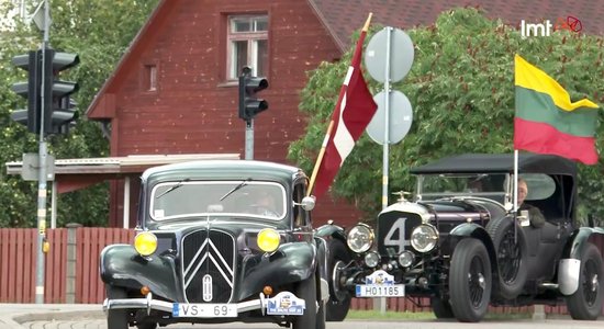 Video: Timrots dodas līdzi antīko automobiļu entuziastiem atzīmēt Baltijas ceļa 35 gadus