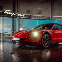 Tirdzniecībā Latvijā nonācis 'Porsche' pirmais elektromobilis 'Taycan'