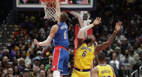 Porziņģis gūst 27 punktus un kaldina 'Wizards' uzvaru pār 'Lakers'