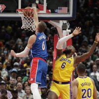 Porziņģis gūst 27 punktus un kaldina 'Wizards' uzvaru pār 'Lakers'