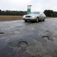 Самоуправления и дорожники пытаются улучшить финансирование латвийских дорог
