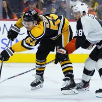 Bļugera 'Penguins' nenosargā pārsvaru un zaudē 'Islanders'