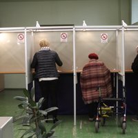 Lietuvas Seima vēlēšanās konservatīvie izvirzās vadībā, apsteidzot zaļzemniekus