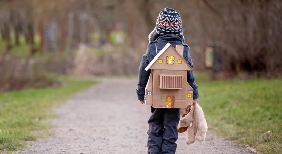 Paliku pie tēta, jo nespēju atteikt. Bērnu dzīves starp divām mājām, kad vecāki šķiras 