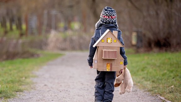 Paliku pie tēta, jo nespēju atteikt. Bērnu dzīves starp divām mājām, kad vecāki šķiras 