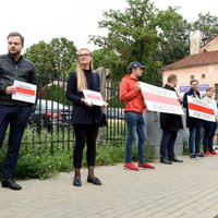 Protestā pie Baltkrievijas vēstniecības pieprasa atbrīvot aizturēto opozīcijas advokātu Iļju Saleju