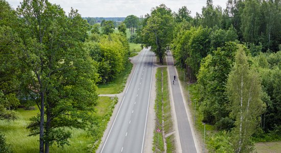 Foto: Atklāts jauns gājēju un velo celiņš no Cēsīm līdz pagriezienam uz Līviem