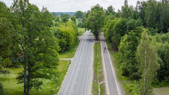 jauna infrastruktūra gājējiem un velosipēdistiem no Cēsīm līdz pagriezienam uz Līviem