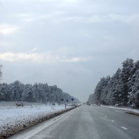 Sniegs un apledojums daudzviet apgrūtina braukšanu