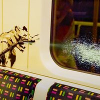 Benksijs Londonas metro radījis jaunu pandēmijas iedvesmotu darbu