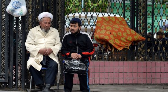 Ķīnā aizliedz uiguru tradicionālās bārdas un galvassegas