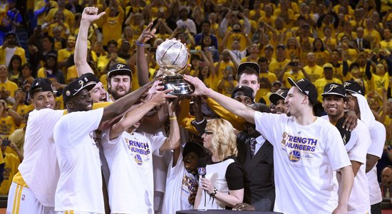 'Warriors' fantastiskā sezona turpinās – pēc 40 gadu pārtraukuma sasniegts NBA fināls