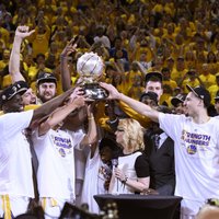 'Warriors' fantastiskā sezona turpinās – pēc 40 gadu pārtraukuma sasniegts NBA fināls