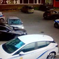 Video: Sieviete dažu sekunžu laikā apskādē sešas automašīnas