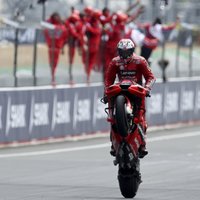 Millers izcīna uzvaru pavērsieniem bagātā 'MotoGP' posmā Francijā