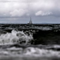 Волны до 8 метров в высоту: в Вентспилсе усиливается ветер, в Балтийском море — красное предупреждение