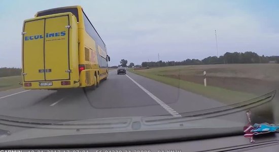 Video: 'Ecolines' autobuss Lietuvā izstumj citas automašīnas no joslas